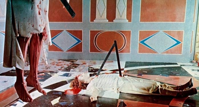 Pat impiccata e la sua amica trafitta da un vetro, prima vittime in Suspiria I cadaveri di Pat e dell'amica ballerina