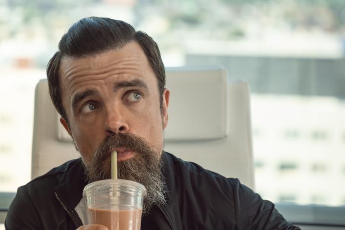Roman Roman beve un milkshake
