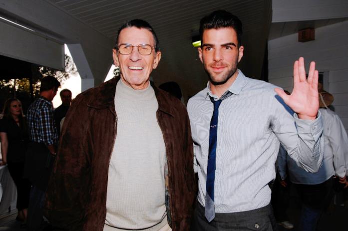 Leonard Nimoy con Zachary Quinto nel 2009 Leonard Nimoy e Zachary Quinto, che fa il saluto vulcaniano