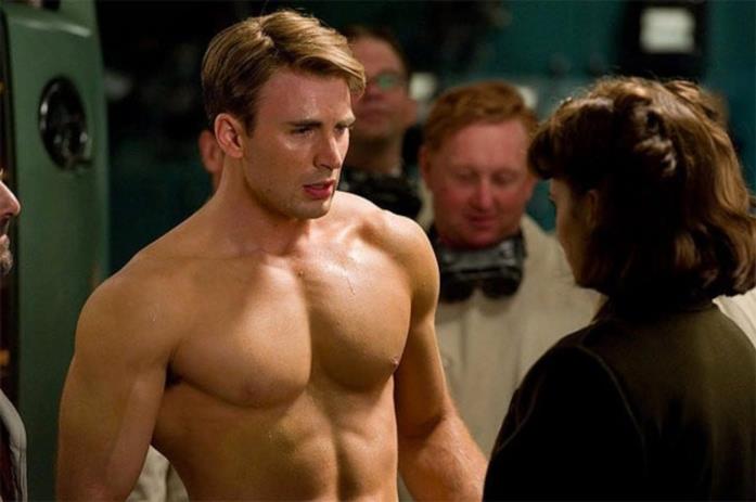 Chris Evans ha rifiutato il ruolo di Captain America per tre volte Chris Evans sfoggia i pettorali in una scena di Captain America - Il primo Vendicatore