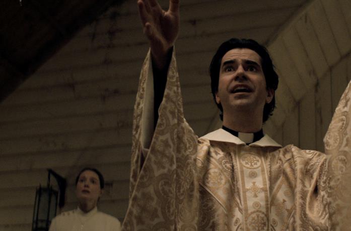 Hamish Linklater interpreta Paul Hill in Midnight Mass