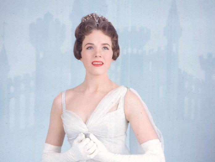 Julie Andrews nei panni di Cenerentola Julie Andrews veste i panni di Cenerentola