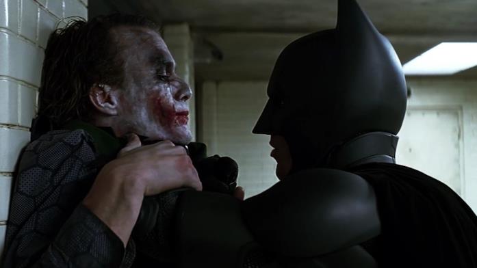 Batman e Joker in una scena de Il cavaliere oscuro