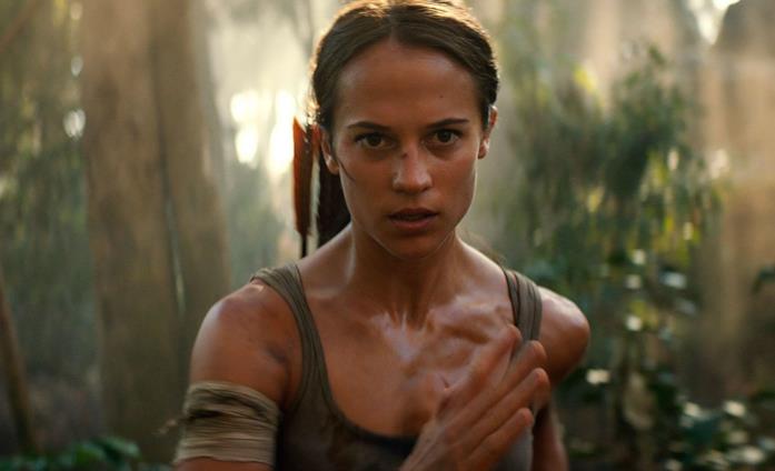 Alicia Vikander in una scena di Tomb Raider