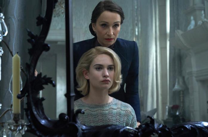 Lily James e Kristin Scott Thomas in Rebecca