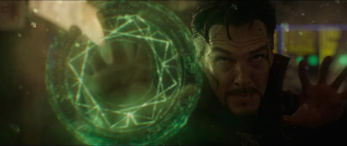 Il dottor Stephen Strange lotta contro Kaecilius in Doctor Strange Il Doctor Strange usa i suoi poteri con Kaecilius nel finale del film