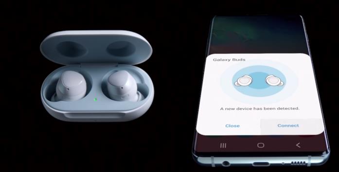 I Galaxy Buds si sincronizzano automaticamente con i nuovi Galaxy S10 Screen dal video promozionale di Samsung per i nuovi Galaxy Buds