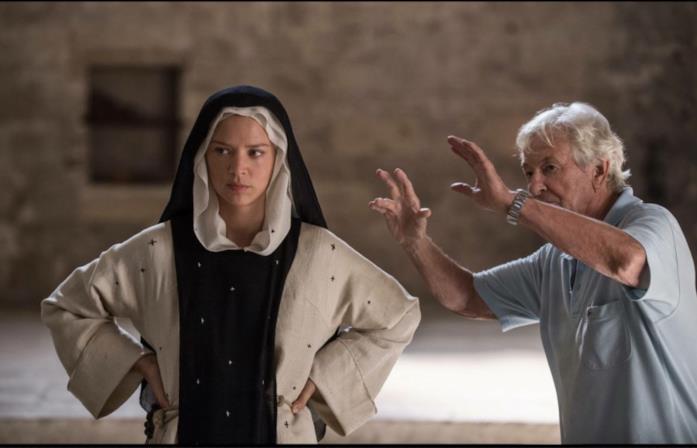 Benedetta e il regista Verhoeven conversa con la protagonista sul set