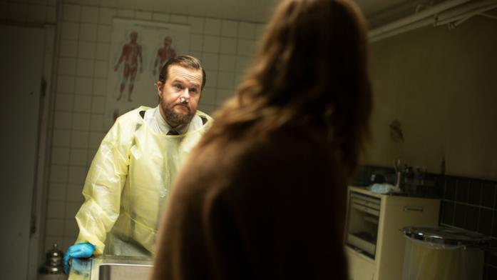 Post Mortem - Nessuno muore a Skarnes: tutto ciò che devi sapere sulla comedy vampirica Netflix Elias Holmen Sørensen in una scena della serie Netflix Post Mortem - Nessuno muore a Skarnes