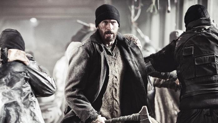 Chris Evans nel mezzo di una rivolta in una scena del film Snowpiercer (2013)