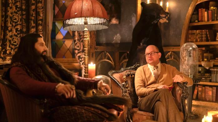 Due personaggi della serie TV What We Do in the Shadows Due individui, tra cui un vampiro, sono seduti su altrettante sedie