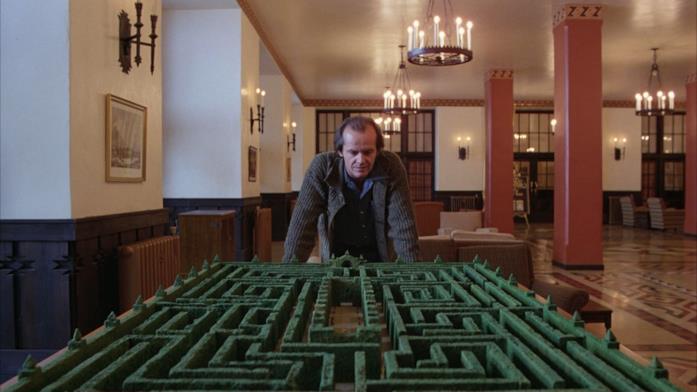 Jack Torrance osserva il modello del labirinto Il protagonista osserva il modello del labirinto