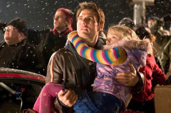 Tom Cruise e Dakota Fanning in una scena del film La guerra dei mondi