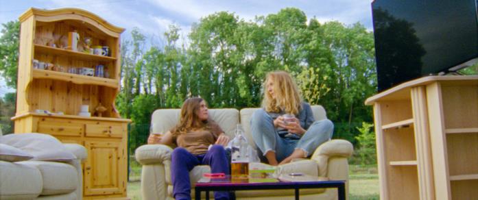 Imprevisti digitali, la commedia ispirata (anche) ai Gilet gialli Blanche Gardin e Corinne Masiero in una scena del film Imprevisti digitali