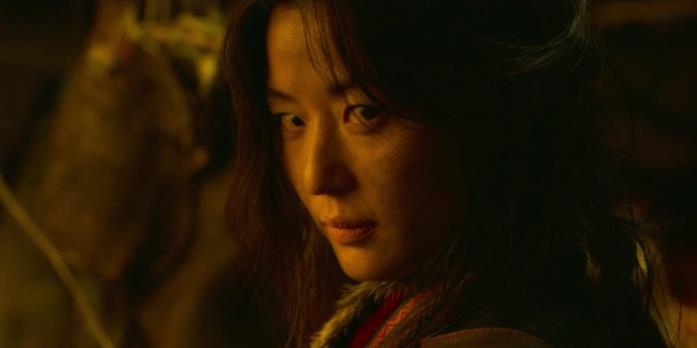 Kingdom: Ashin of the North, gli zombie coreani tornano con uno speciale: trailer e 10 cose da ricordare prima di vederlo Gianna Jun in una scena della serie Kingdom