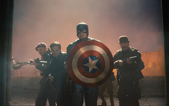 Captain America sa usare ogni arma Captain America e alcuni militari al suo fianco in una scena del primo film