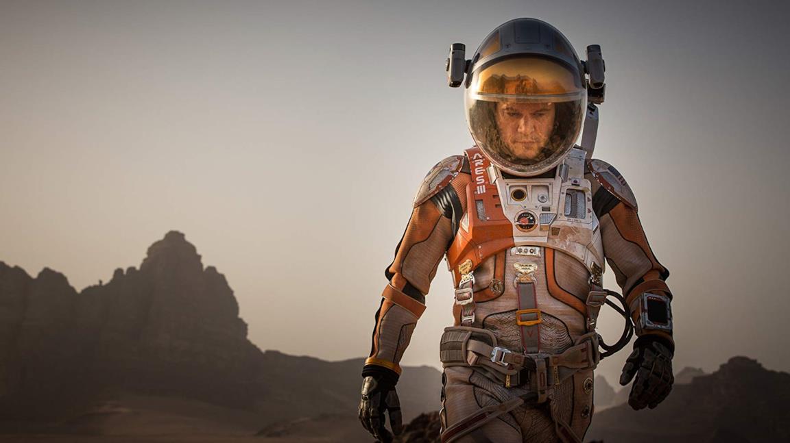 Matt Damon in una scena del film The Martian