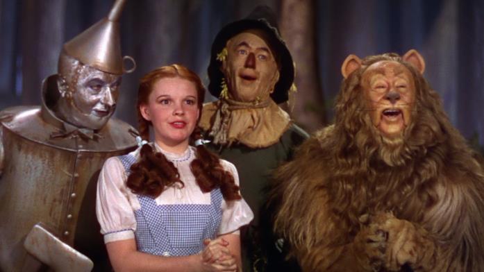 Dorothy e i suoi compagni ne Il Mago di Oz Dorothy circondata dai suoi compagni di avventura ne Il mago di Oz