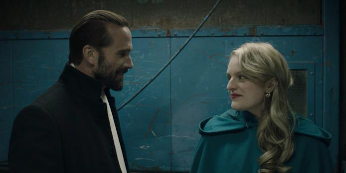 The Handmaid's Tale: cosa aspettarci dalla seconda stagione Joseph Fiennes ed Elisabeth Moss in una scena della serie