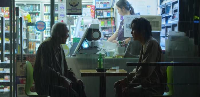 Squid Game: e se Il-nam fosse il padre di Gi-hun? Il-nam e Gi-hun in un bar insieme