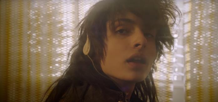 Finn Wolfhard è un giovane Rivers Cuomo nel video di Take on Me Finn Wolfhard, attore visto in Stranger Things