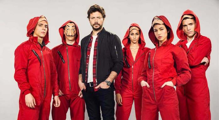 I protagonisti de La Casa di Carta con le tute rosse e il viso scoperto