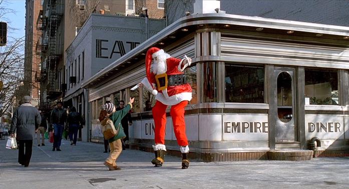 Kevin incontra Babbo Natale davanti all'Empire Diner di New York Una scena di Mamma ho riperso l'aereo: mi sono smarrito a New York