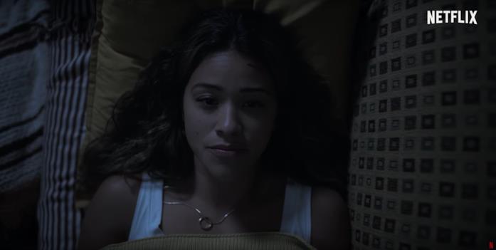 Jill, interpretata da Gina Rodriguez, è a letto cercando di dormire Gina Rodriguez in Awake