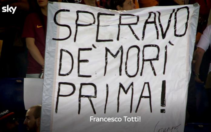 Lo striscione Speravo de morì prima Lo striscione apparso all'addio di Totti