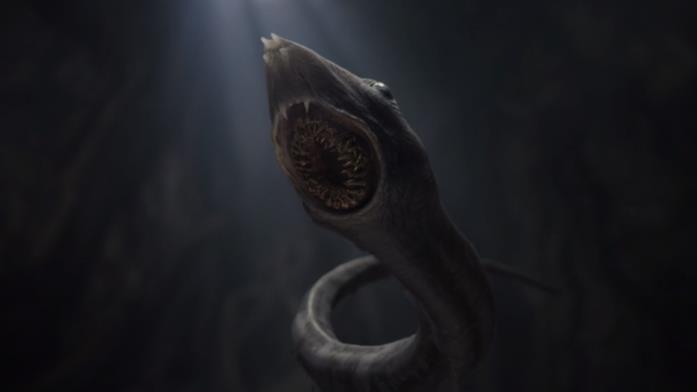 Bambino serpente di Madre Il serpente di Raised by Wolves