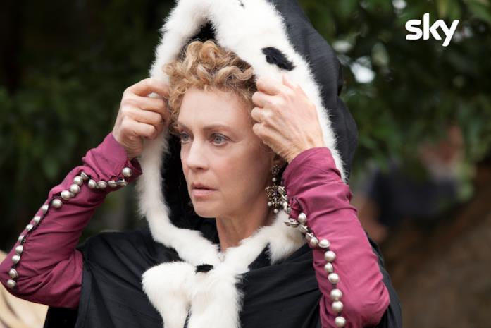 Margherita Buy La regina Anna si toglie il cappuccio del mantello