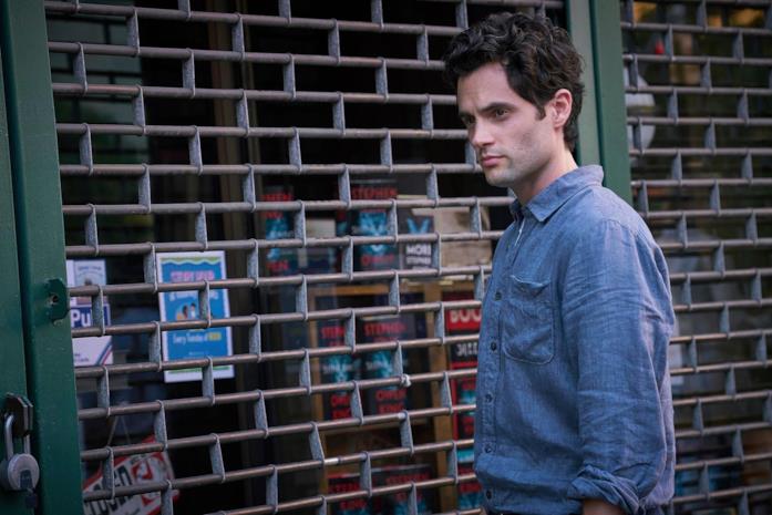 Penn Badgley in una scena di You