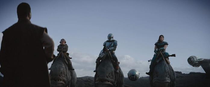 The Mandalorian, episodio 7: smontata una popolare teoria su Baby Yoda Carl Weathers, Kuiil, Pedro Pascal e Gina Carano in una scena della serie The Mandalorian