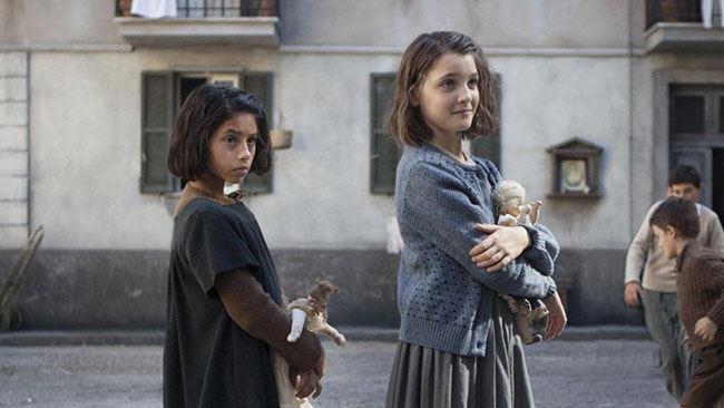 L'amica geniale Lila e Lenù stringolo le loro bambole di pezza