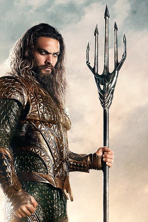 La fierezza e la nobiltà di Aquaman sono ben evidenti Mezzobusto di Jason Momoa nei panni di Aquaman, con tridente in mano