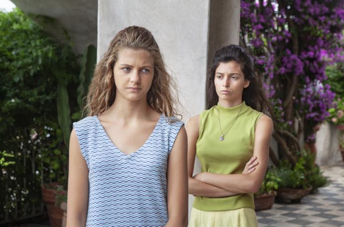 Lenù e Lila in una scena de L'amica geniale 2