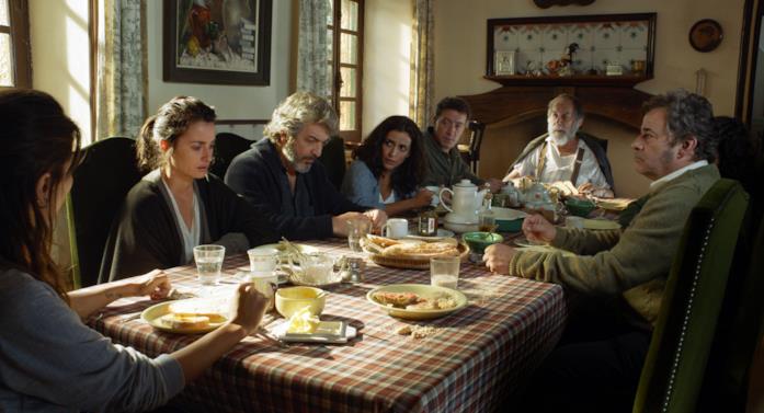 Penélope Cruz e il resto del cast in una scena del film Tutti lo sanno
