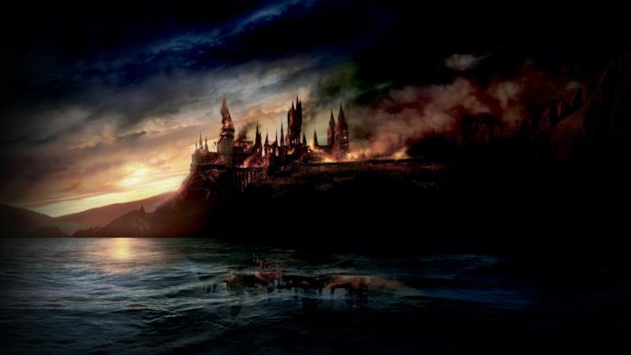 Il Castello di Hogwarts in fiamme.