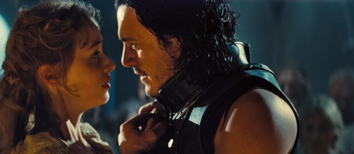 Luke Evans e Sarah Gadon Vlad III e Mirena in una scena di Dracula Untold