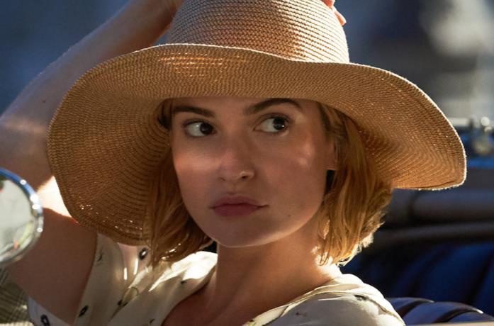 Lily James in primo piano in Rebecca