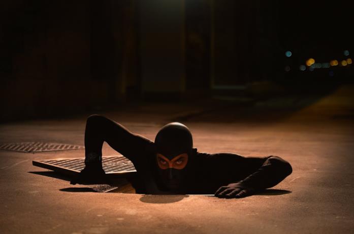 Diabolik esce dal tombino
