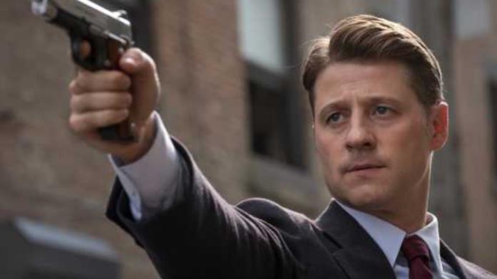 Jim Gordon, detective della polizia di Gotham Primo piano di Benjamin McKenzie con la pistola in mano