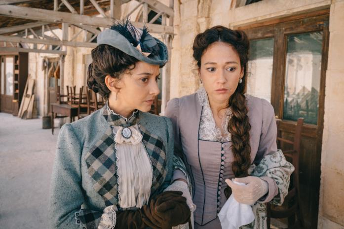 La concessione del telefono, tutto quello che c'è da sapere sul TV movie dal romanzo di Camilleri Federica De Cola e Dajana Roncione in una scena del TV movie La concessione del telefono
