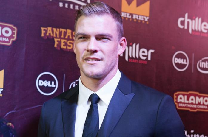 Alan Ritchson a un evento ufficiale