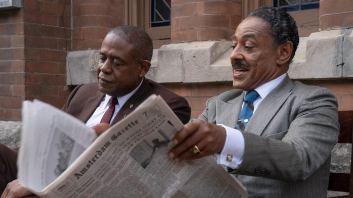 Adam Clayton Powell Jr. e Bumpy Johnson in Godfather of Harlem Forest Whitaker e Giancarlo Esposito leggono il giornale
