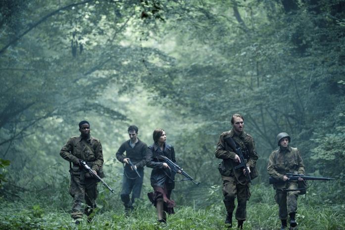 I protagonisti di Overlord I protagonisti di Overlord si aggirano per il bosco in una scena del film