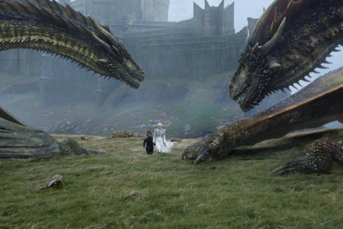 Daenerys e Tyrion con due draghi a Roccia del Drago