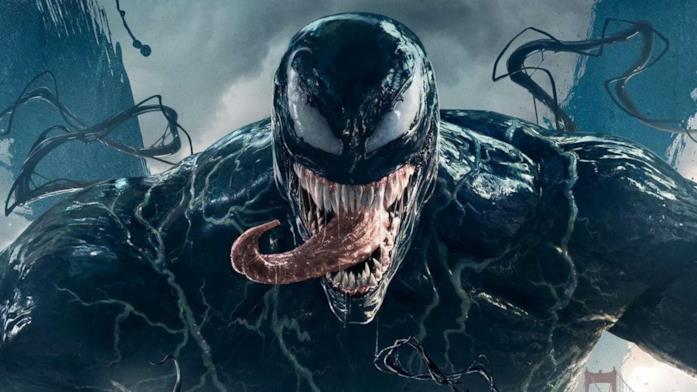 Un primo piano di Venom nel poster ufficiale del film
