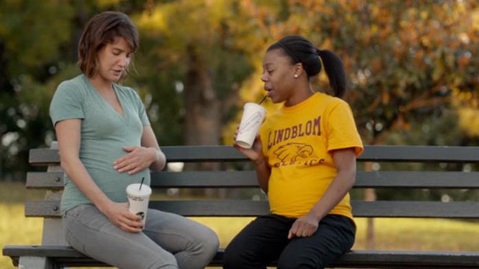 Cobie Smulders e Gaile Bean in Unexpected Cobie Smulders e Gailbean sedute su una panchina in una scena di Unexpected