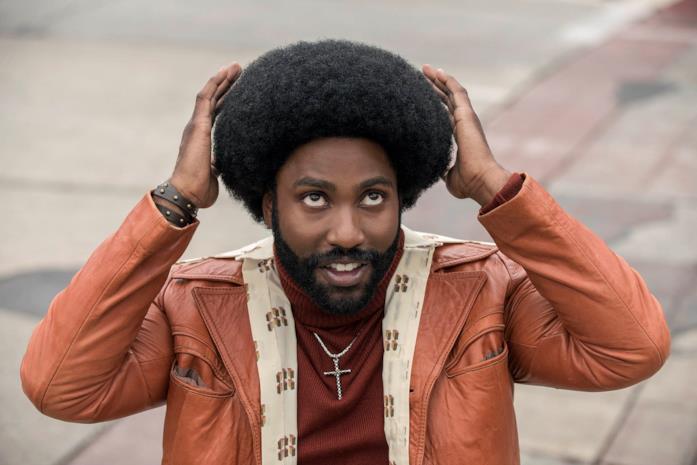 John David Washington John David Washington si sistema i capelli